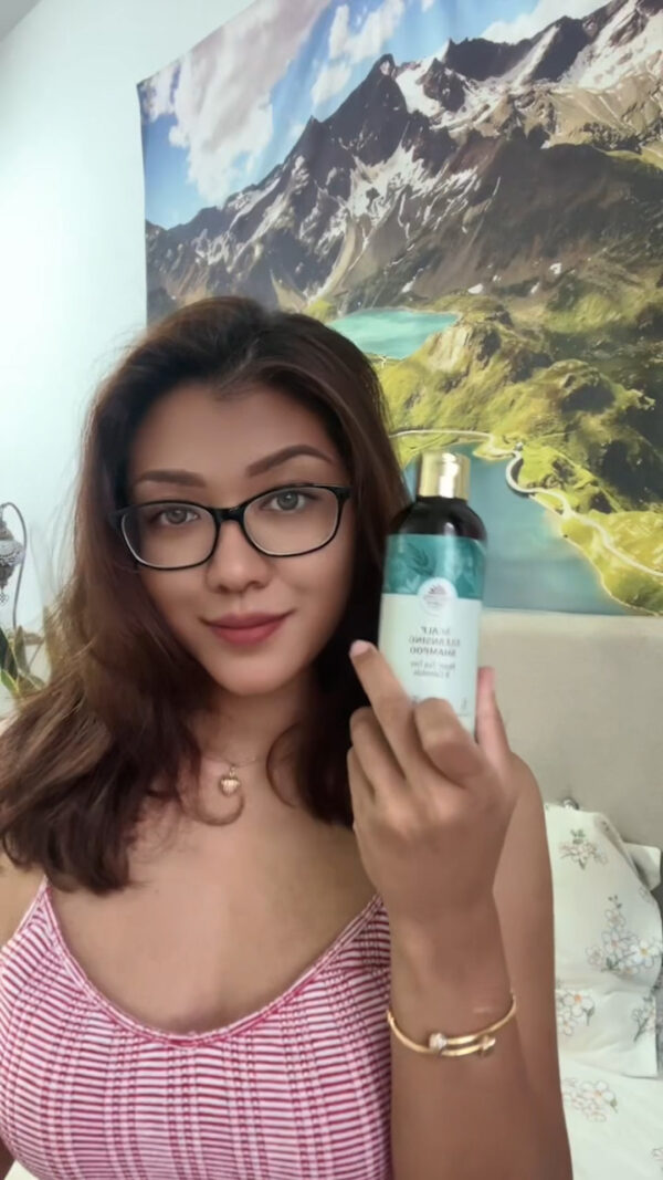 <h5>Inroots Key Ingredients:</h5> <ul> <li><strong>Neem</strong> (Melia Azadirachta):</li> </ul> <em>Moisturises the scalp and hair.</em> <ul> <li><strong>Tea Tree</strong> (Melaleuca Alternifolia):</li> </ul> <em>Helps control and prevent dandruff.</em> <ul> <li><strong>Calendula</strong> (Calendula Officinalis):</li> </ul> <em>Soothes dry, irritated scalps. </em>